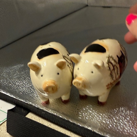 Vintage Adorable Pig salt and pepper shakers - Picture 12 of 13